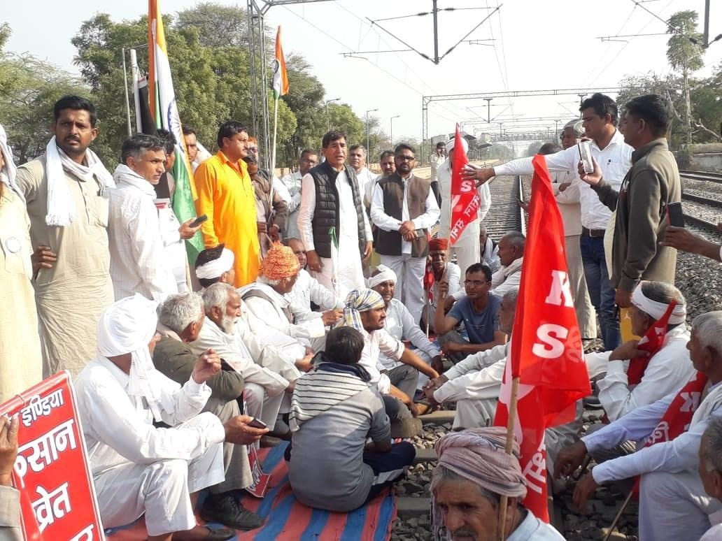 Bareilly-Bhuj Express and two-and-a-half hours of Jammu and Kashmir were stuck due to farmer agitation