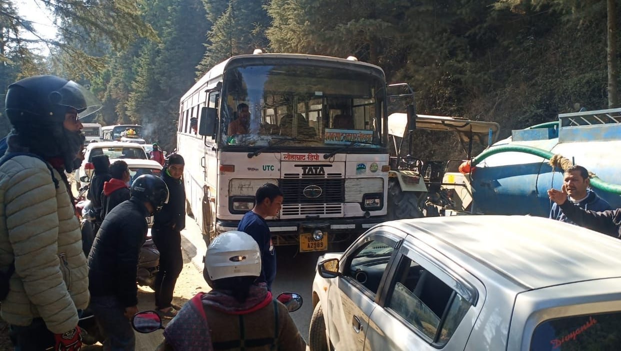 Vehicles stuck for one and a half hours in a jam near Akkal Dhare