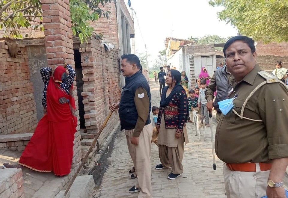Hathras: Excise department recovered seven liters of illegal raw liquor