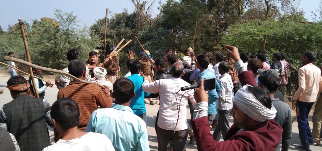 Jammed with sticks and sticks, clash with police