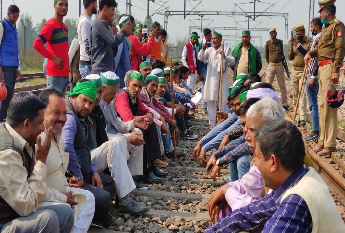 farmers stop train and sat on rail track under rail roko abhiyan