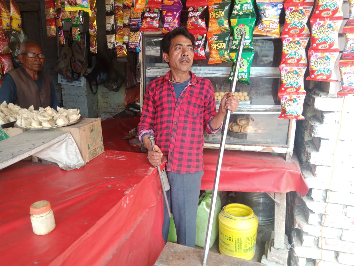 paanch dukaanon ke taale tode, do jagah nagadee choree