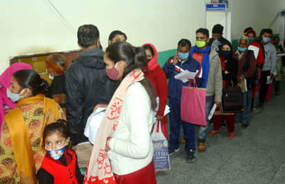 मेडिकल कॉलेज हमीरपुर की एसआरएल लैब के बाहर लगी लोगों की कतार।