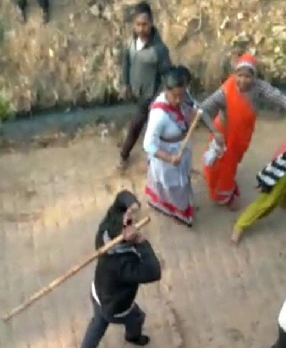 Hathras: Lathi-poles on two sides fiercely for commenting on the girl