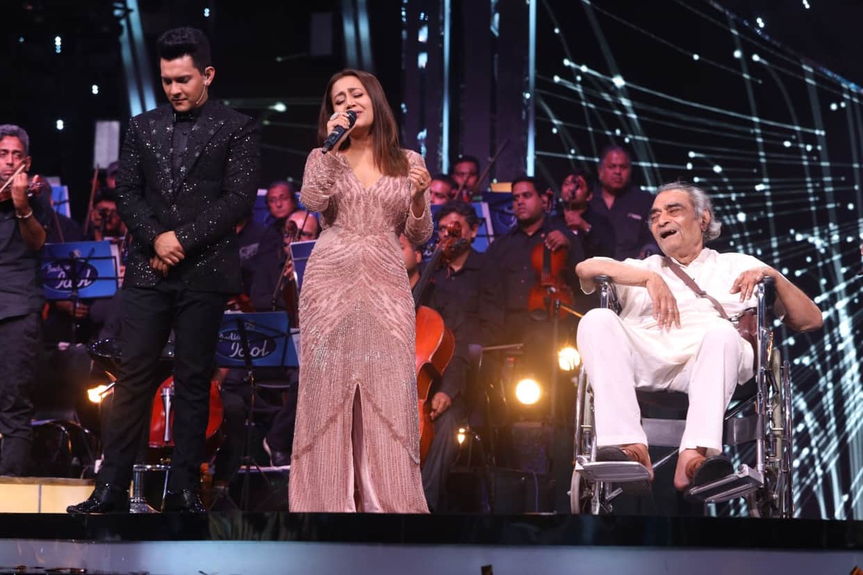 Indian Idol 12: Neha Kakkar Donates Rs 5 Lakh to Veteran Lyricist Santosh Anand