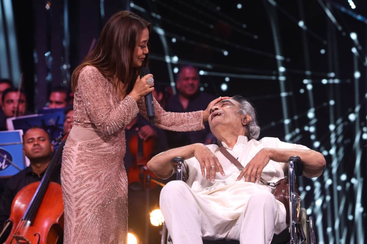Netizens slams Indion Idol makers and Neha Kakkar for using Santosh Anand for TRP