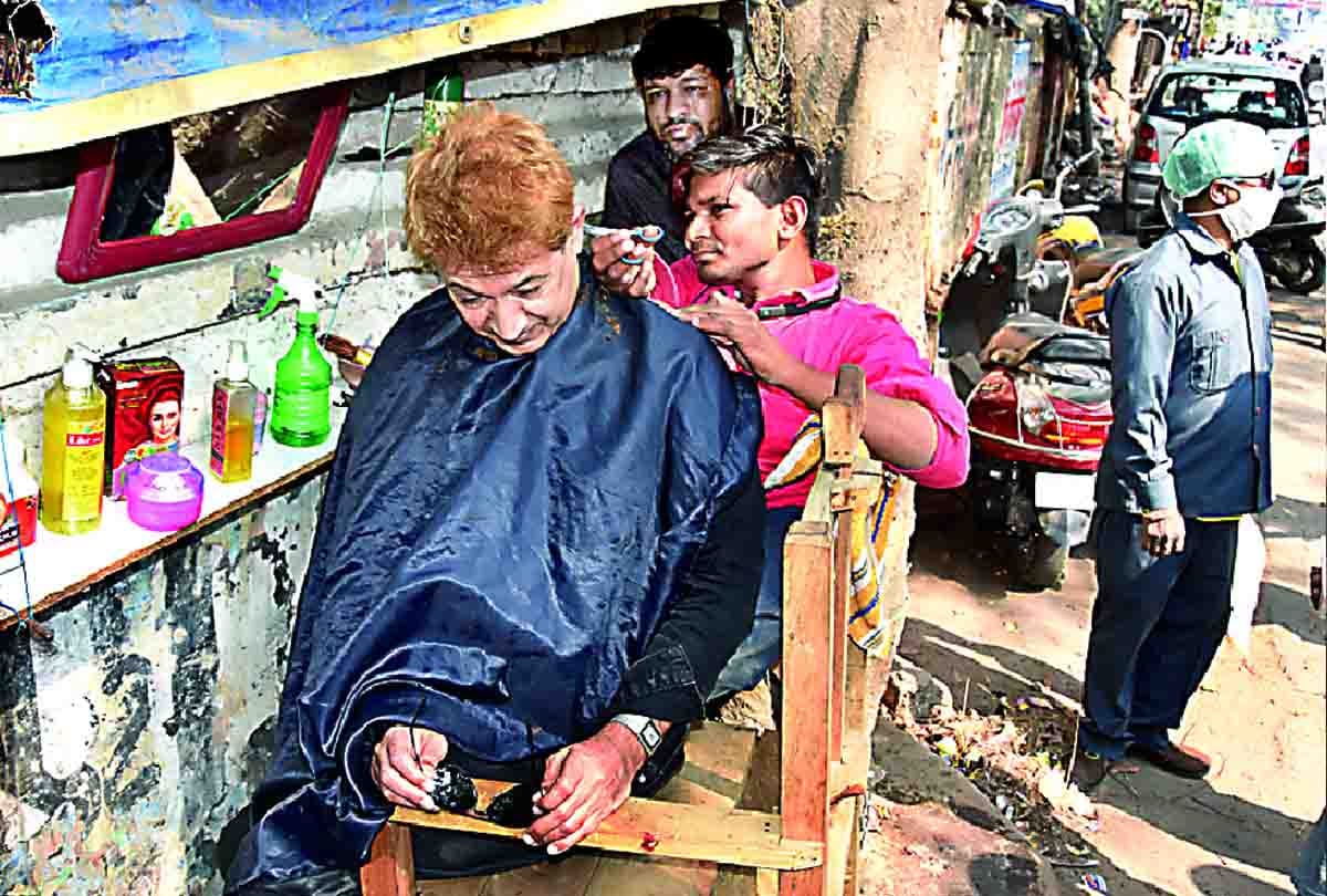Kanpur: Javed Habib get's hair cut from Divyang by sitting on the pavementn