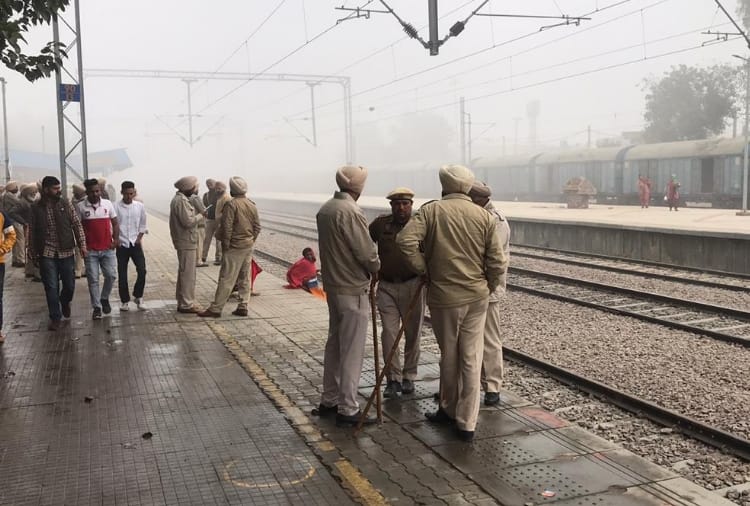 Rail roko andolan : Trains will be stopped for four hours across the country