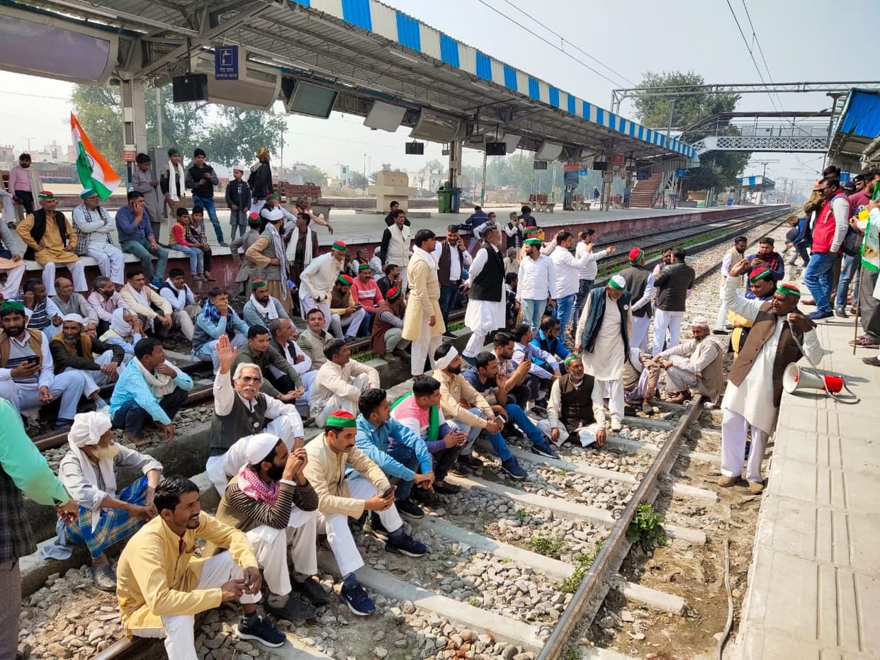 Farmers landed on Delhi-Amritsar rail section, 143 trains affected