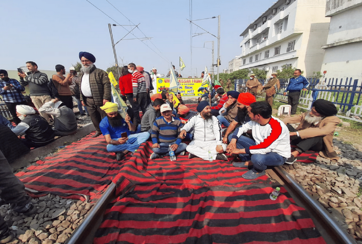 Jammu and Kashmir: Vande bharat stopped due to farmer movement in jammu