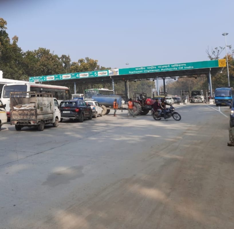 uttarakhand news : lachhiwala toll plaza starts from today, traffic jam on first day watch in photos
