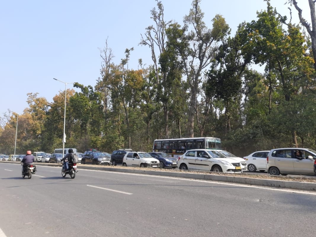 uttarakhand news : lachhiwala toll plaza starts from today, traffic jam on first day watch in photos