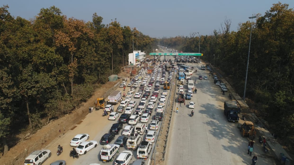 uttarakhand news : lachhiwala toll plaza starts from today, traffic jam on first day watch in photos