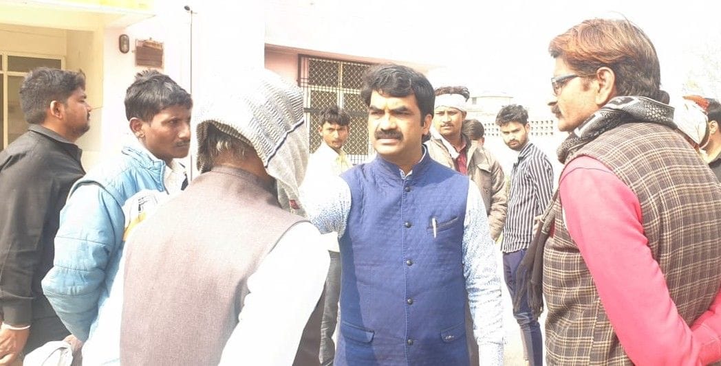 Hathras: Bike rider dies injured in truck collision