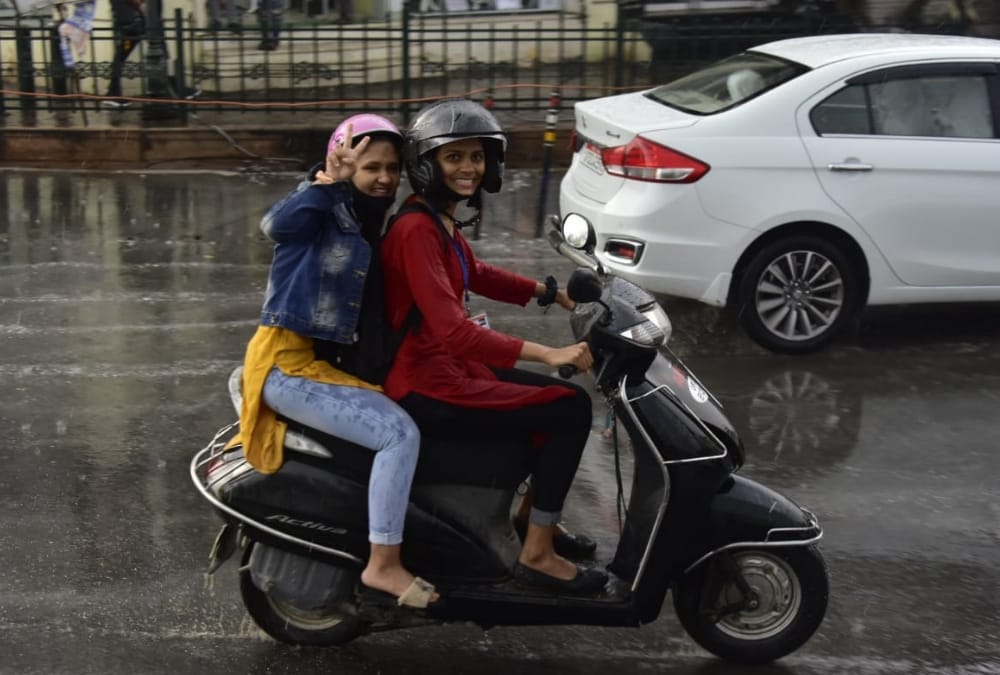 Lucknow Weather Forecast Update Today Latest News: Light rain in Lucknow and near by areas in Uttar Pradesh.