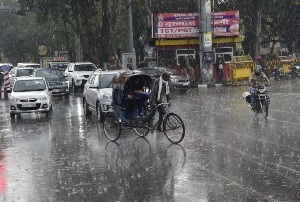 Lucknow Weather Forecast Update Today Latest News: Light rain in Lucknow and near by areas in Uttar Pradesh.