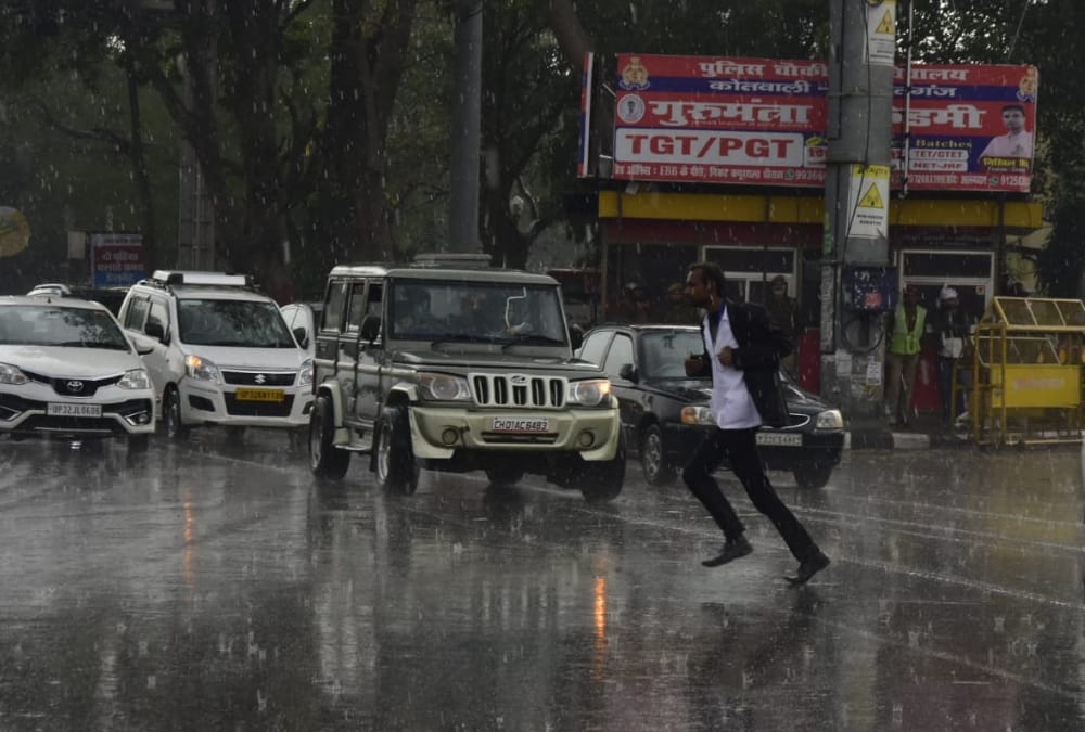 Lucknow Weather Forecast Update Today Latest News: Light rain in Lucknow and near by areas in Uttar Pradesh.