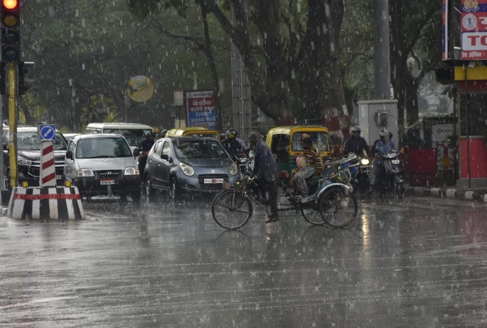 Lucknow Weather Forecast Update Today Latest News: Light rain in Lucknow and near by areas in Uttar Pradesh.