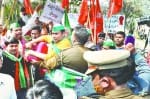 किसानों को जंक्शन जाने से रोकते पुलिस वाले।