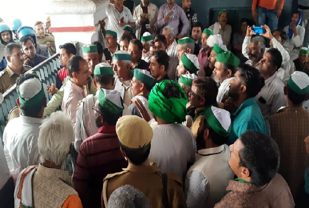 Aligarh News : farmers protest at Somna railway station