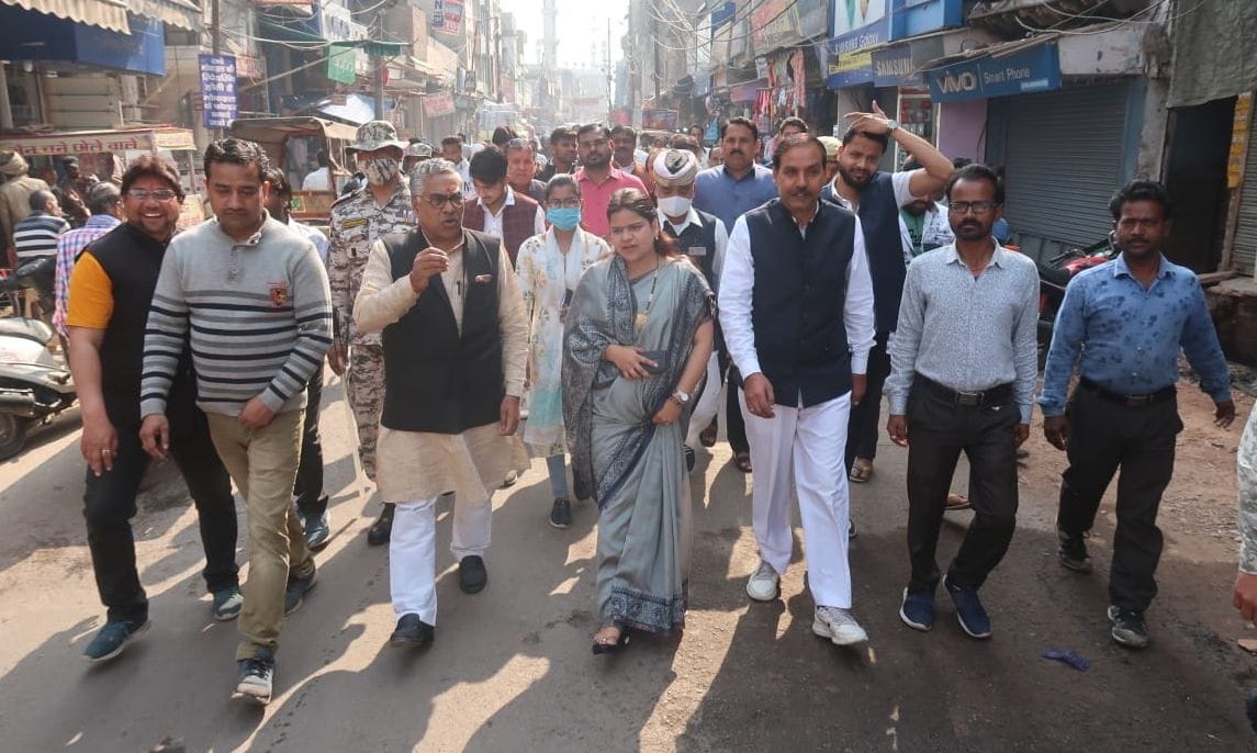 The mayor saw the road construction of the market