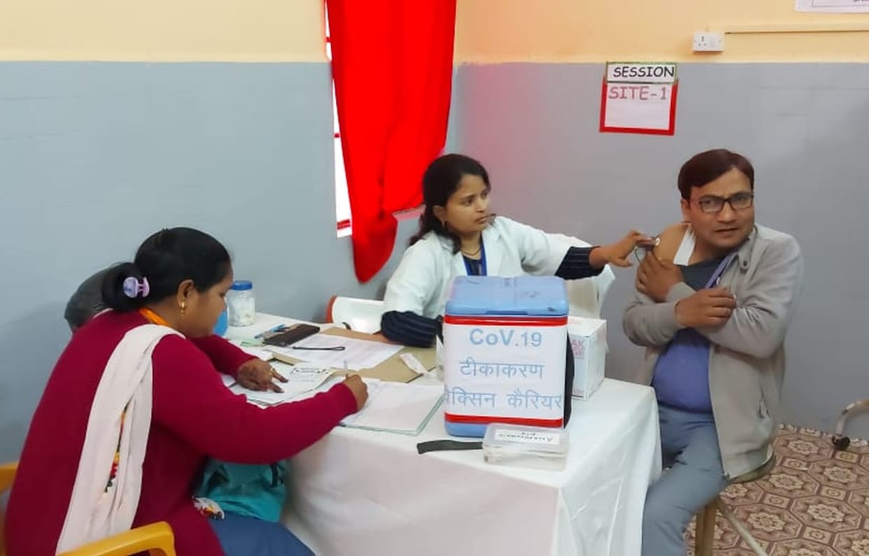 Hundred people were given vaccine to protect against Kovid