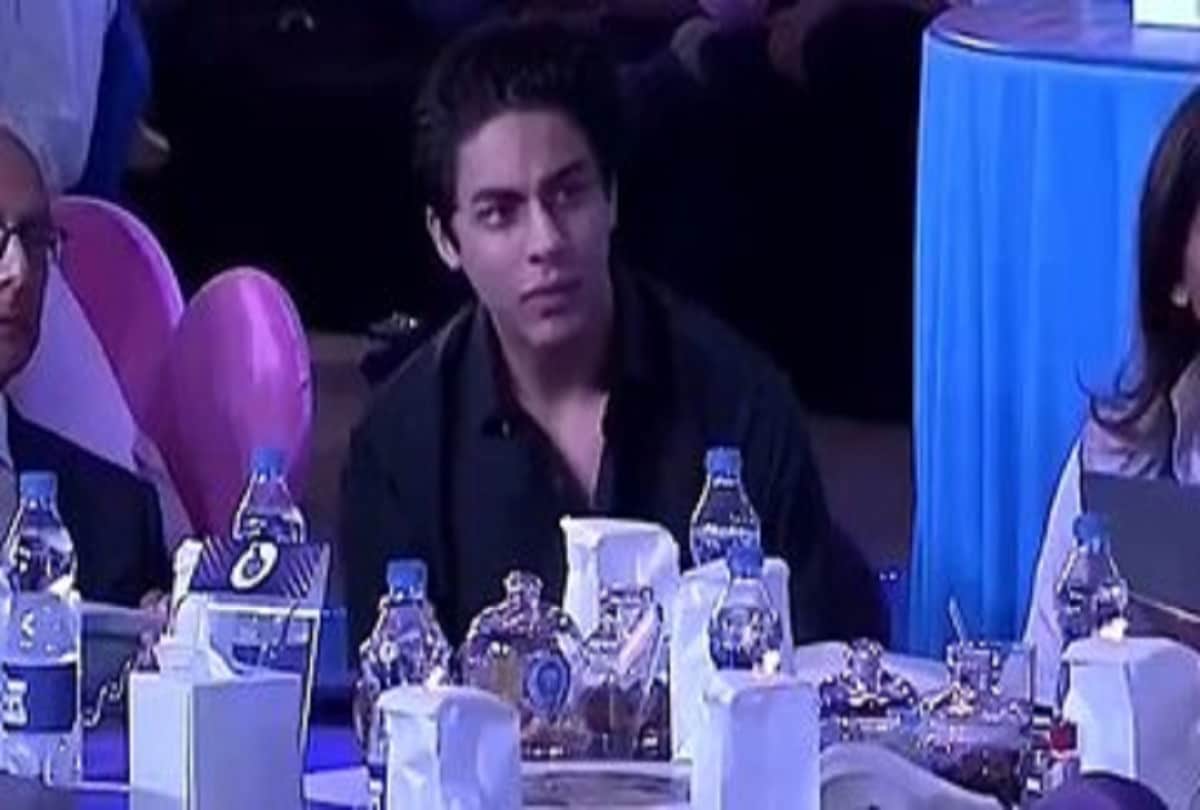 shah rukh khan son aryan shares photo on social media people called him cabron copy of king khan see photo