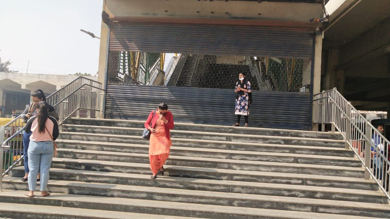 Farmers arrived at Pandit Shriram Metro station carrying flags, open gate at four o'clock