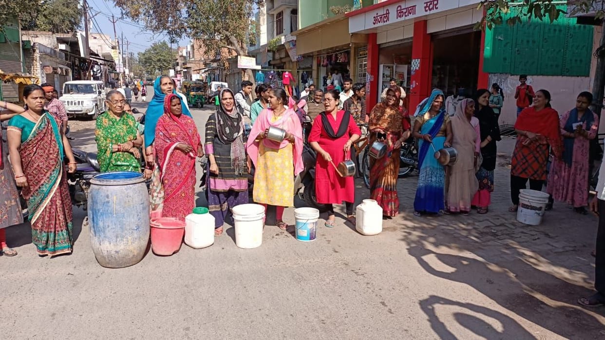 Water problem women road jaam