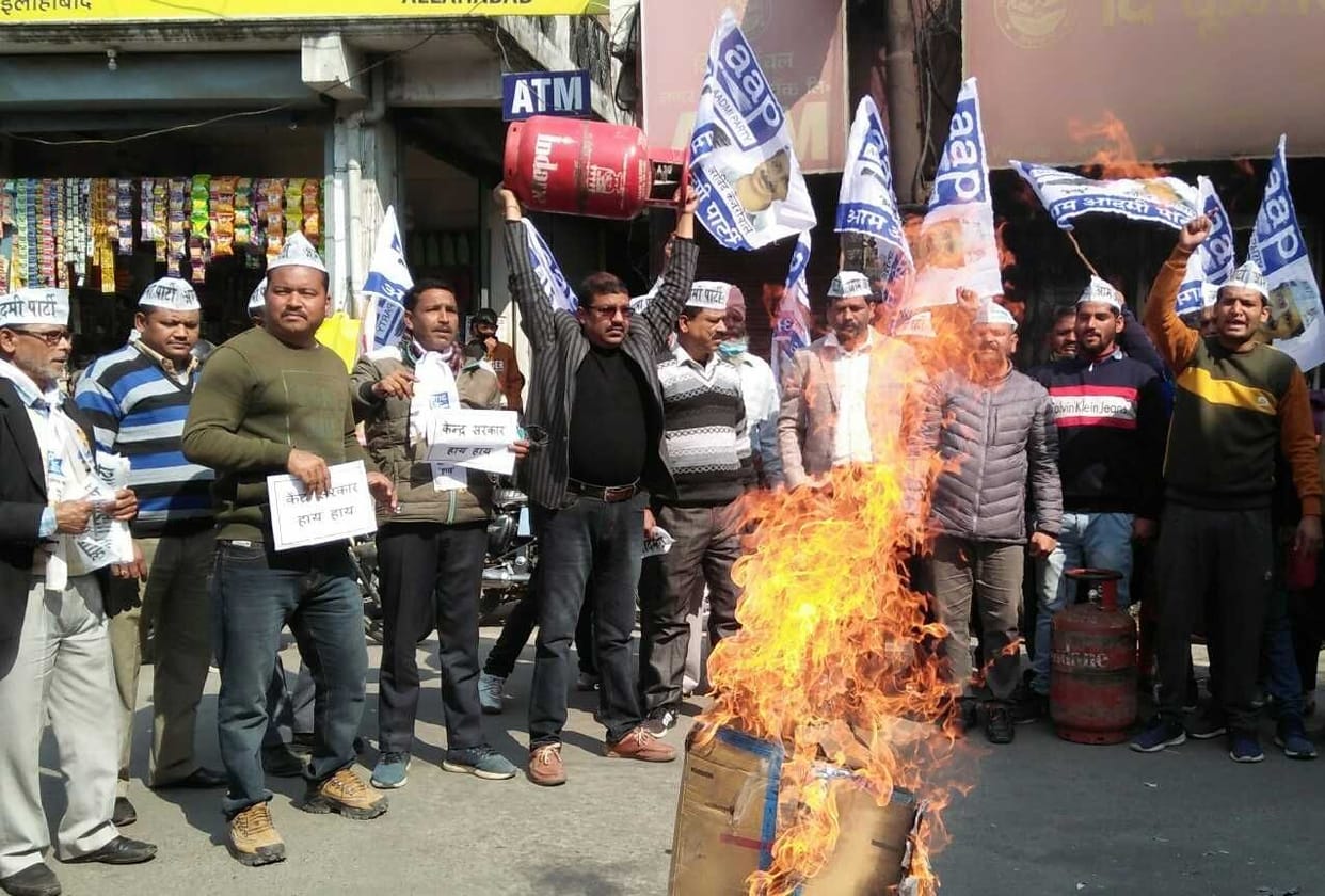 AAP workers protested against the government with cylinder in bageshwar