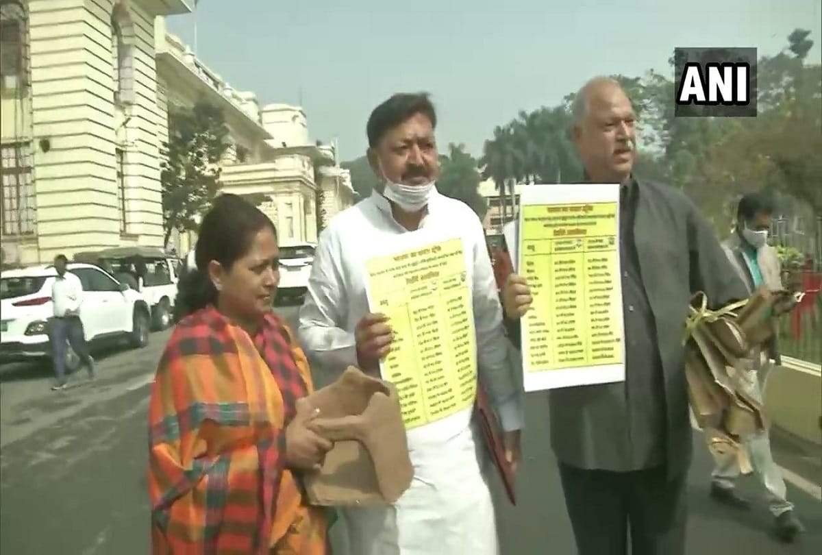 bihar news congress and rjd mla protest against lpg and petrol diesel price hike some use bicycle