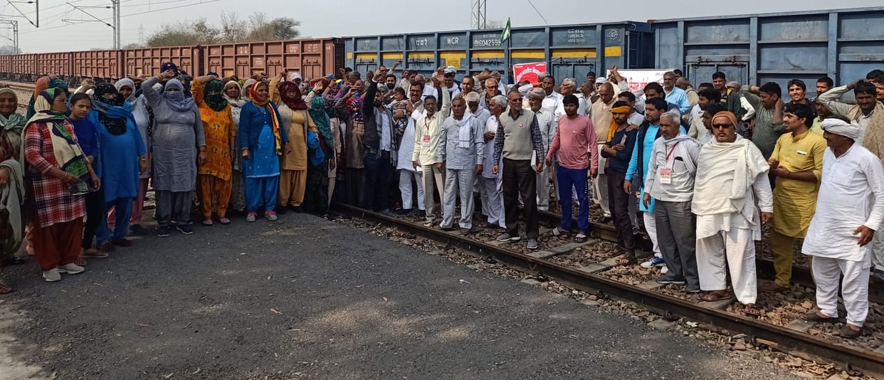 railway track jaam, farmers protest, protest in diffirent places in district