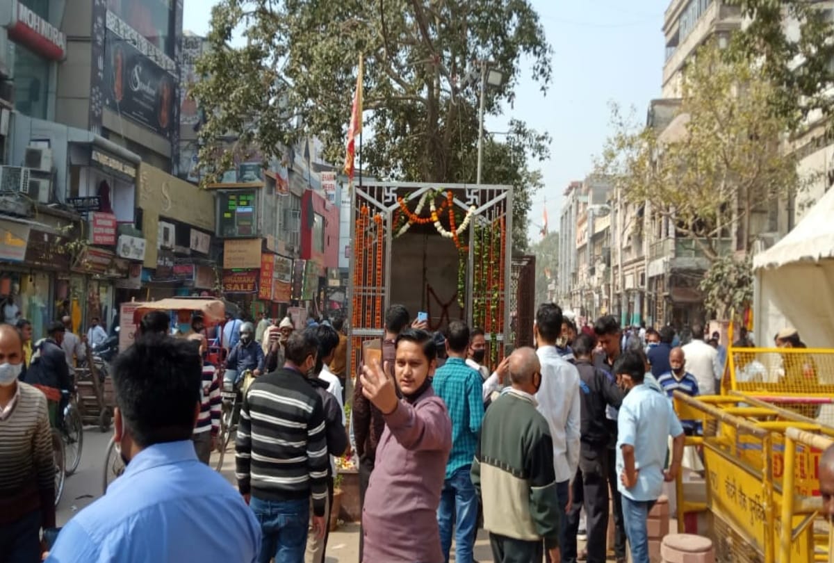 Delhi Chandni chowk vandalized hanuman mandir built overnight people says took permission from lord hanuman police remove barricade