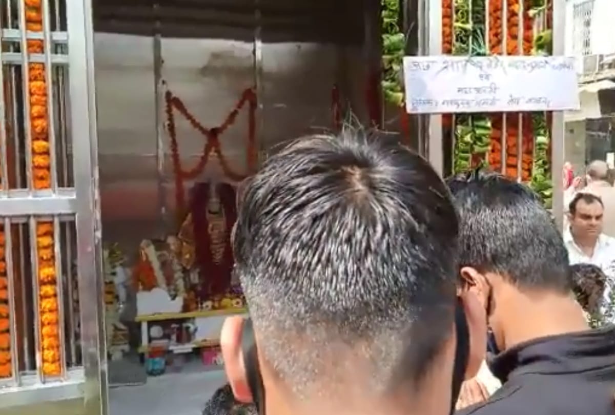 Delhi Chandni chowk vandalized hanuman mandir built overnight people says took permission from lord hanuman police remove barricade
