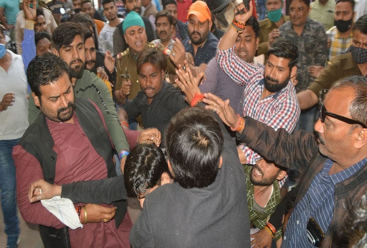 shopkeeper beaten the bjym leader in agra