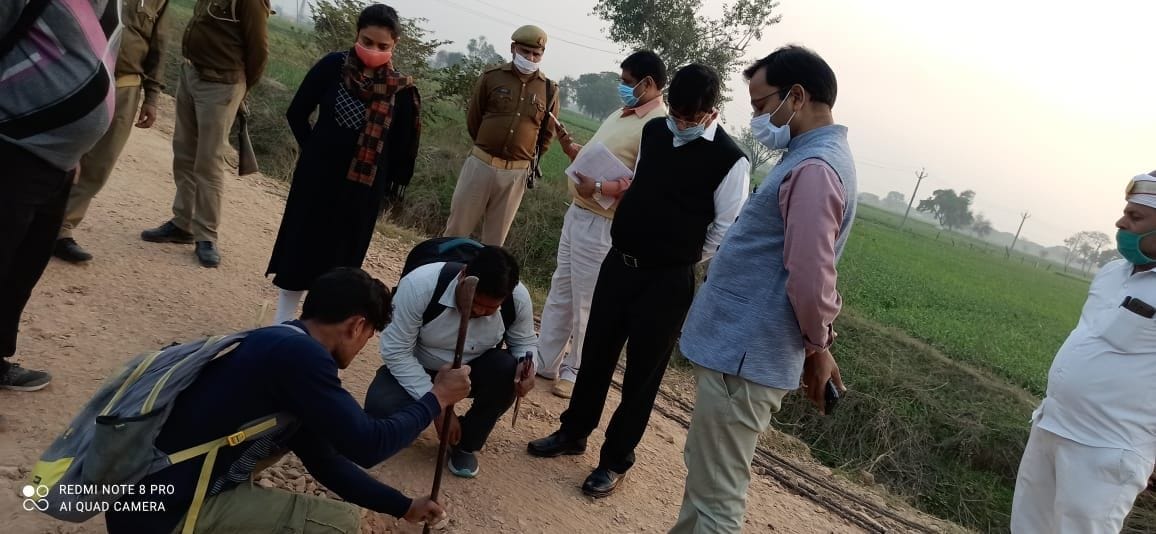 Hathras: DM inspected the roads under construction