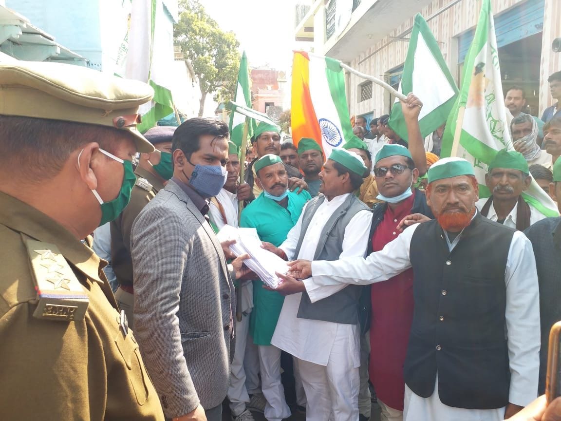 police stop kissan union workers to stop train
