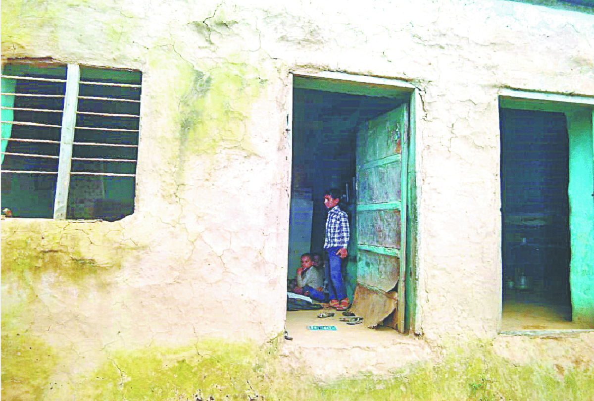 Jammu -Kashmir: High school Janu is working with the help of one headmaster, three RET teachers