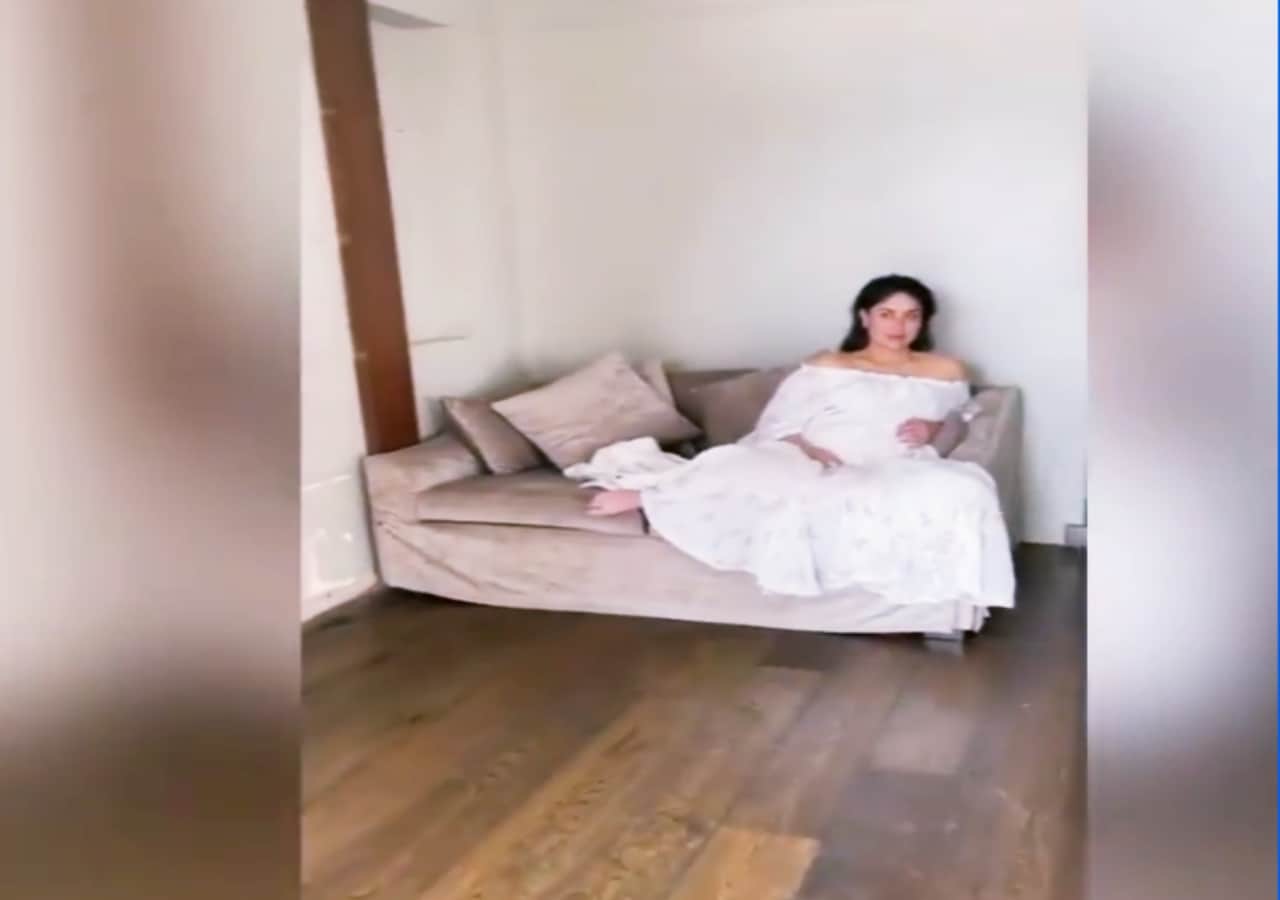 kareena kapoor khan shared her latest photoshoot on instagram in the last phase of her pregnancy