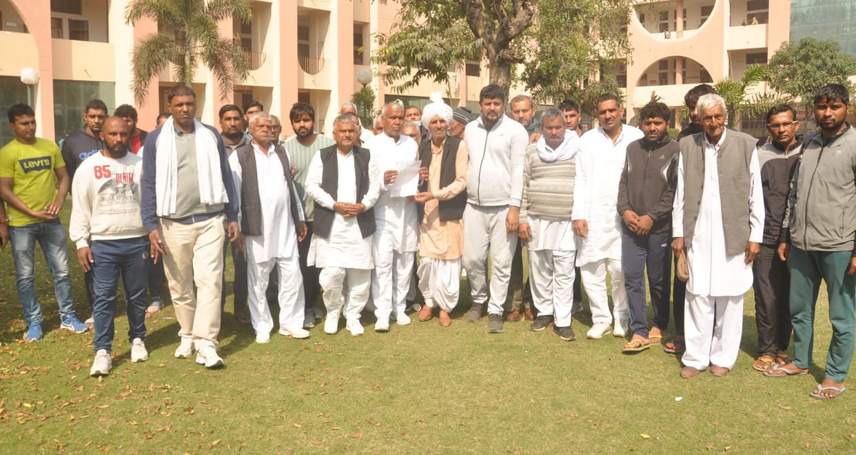 Jat College Arena: Family and villagers of the dead met Superintendent of Police