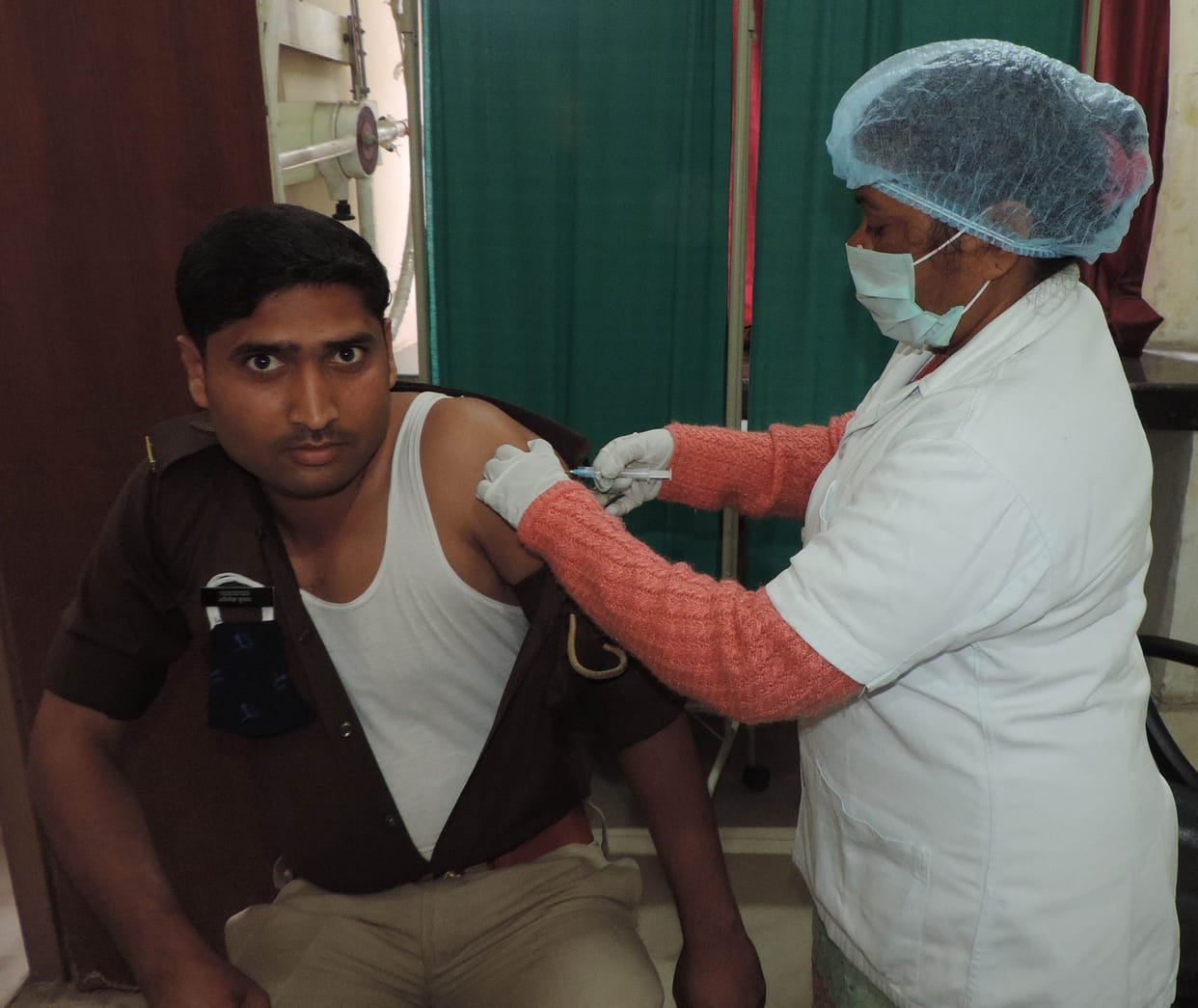pulis aur svaasthy karmachaariyon ko laga teeka