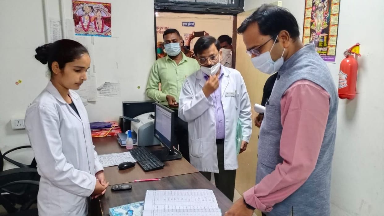 Hathras: DM knows the health services in the district hospital