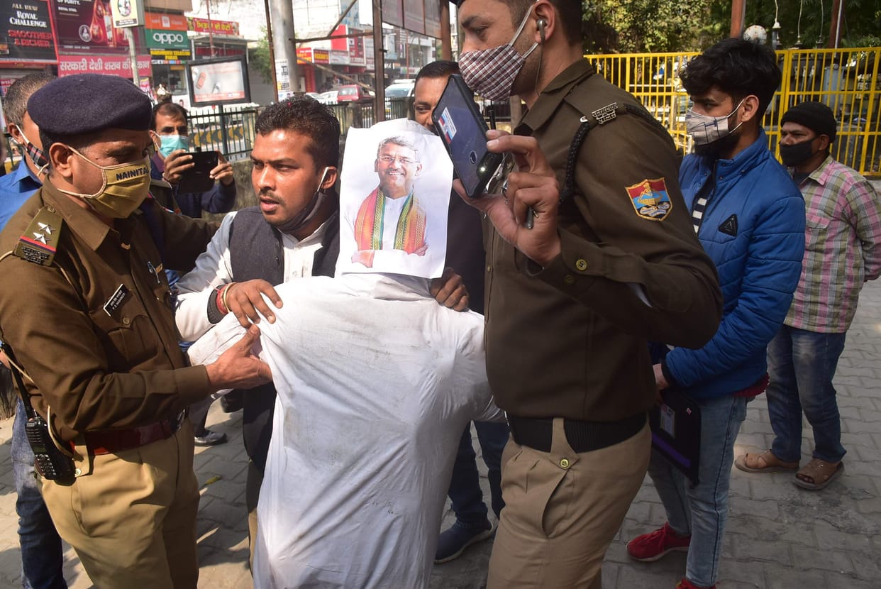 Police snatches the effigy of Chief Minister from Congressmen