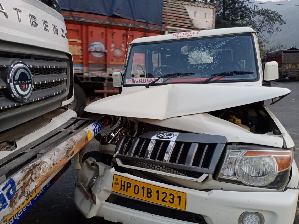 excise officer injured in road accident