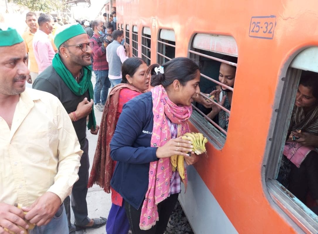 Farmers stopped Darbhanga Express train for 40 minutes