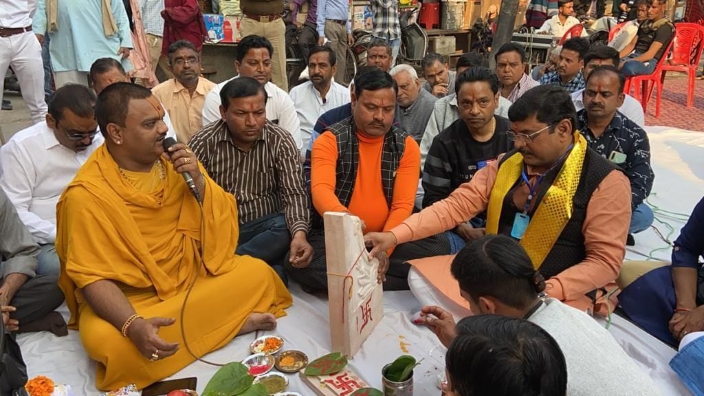 Hathras: Renovation of Clock tower with variety of stones kept in Ram temple
