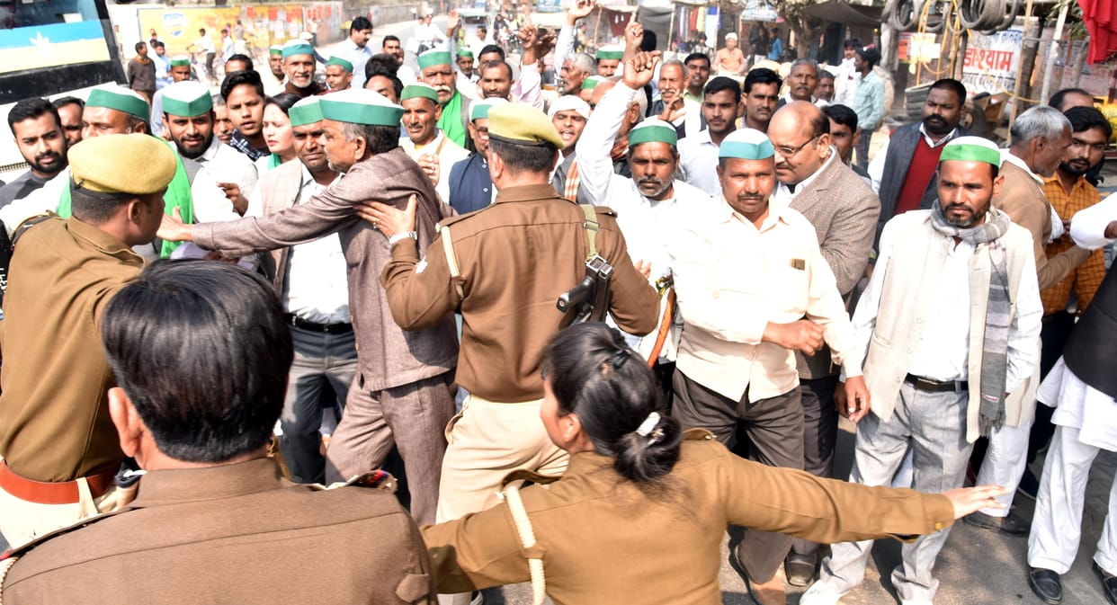protest of farmers in sambhal chandausi