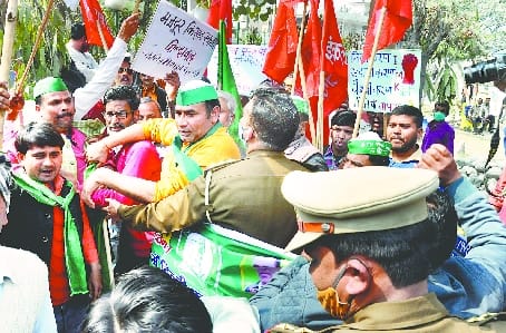 Rail stop movement: Cantonment becomes junction, farmers could not move beyond Damodar Swaroop Park