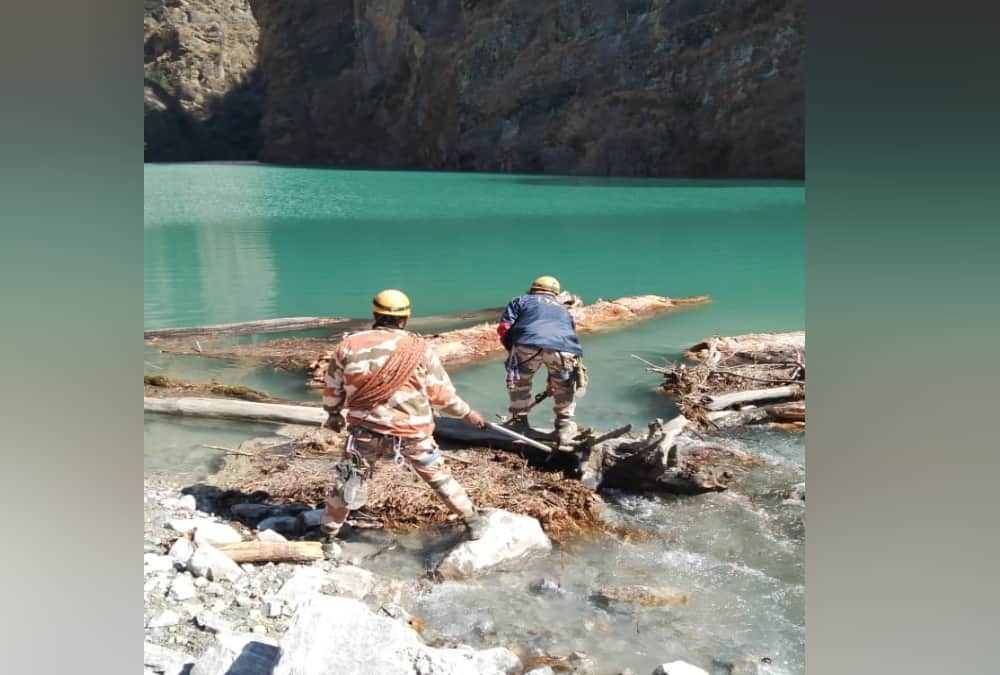 Uttarakhand Chamoli News: Quick deployment antenna Installed near Rishi ganga Lake photo