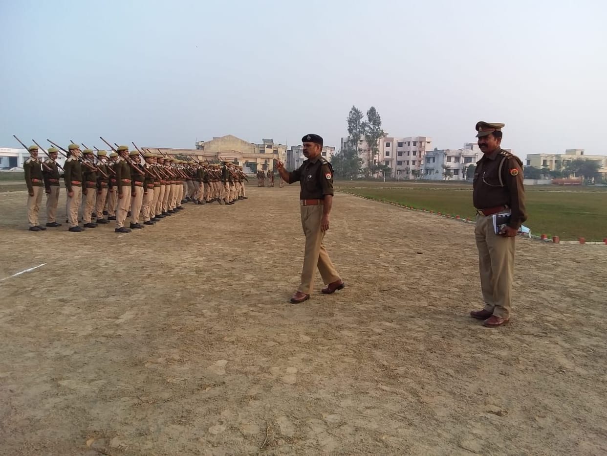 SP took salute of the political parade in the police line